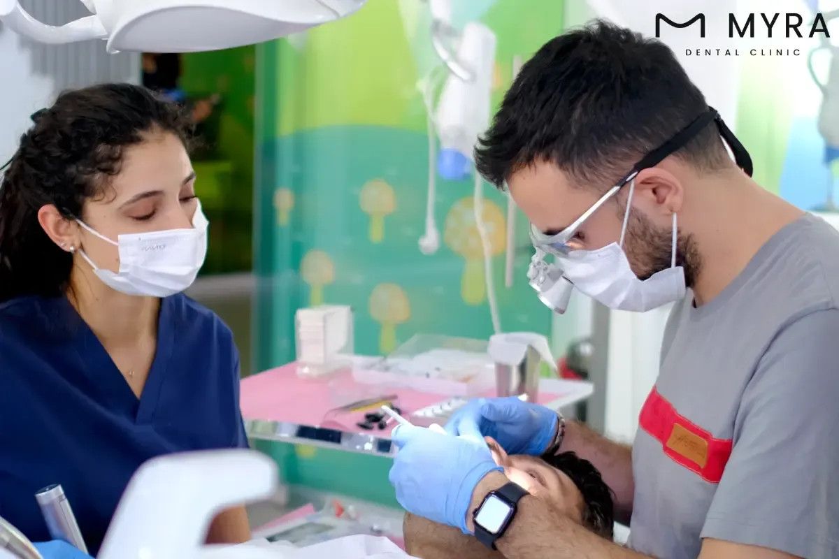 What factors determine whether a tooth is suitable for an onlay restoration?